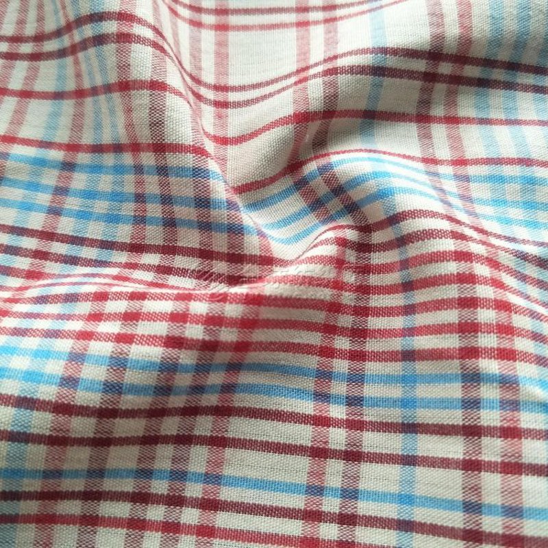 在选择适合制作冬季服饰的面料时，你可能会面临一个难题：是选梭织布还是灯芯绒？这两大类材质各有千秋。今天我们就一起来探讨一下这两者的优缺点。